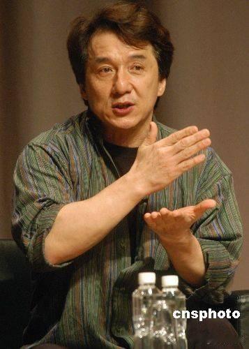 成龙说，我能问，我为国家政府做什么？我从来没有要求国家，你帮我赚点钱，你帮我这个