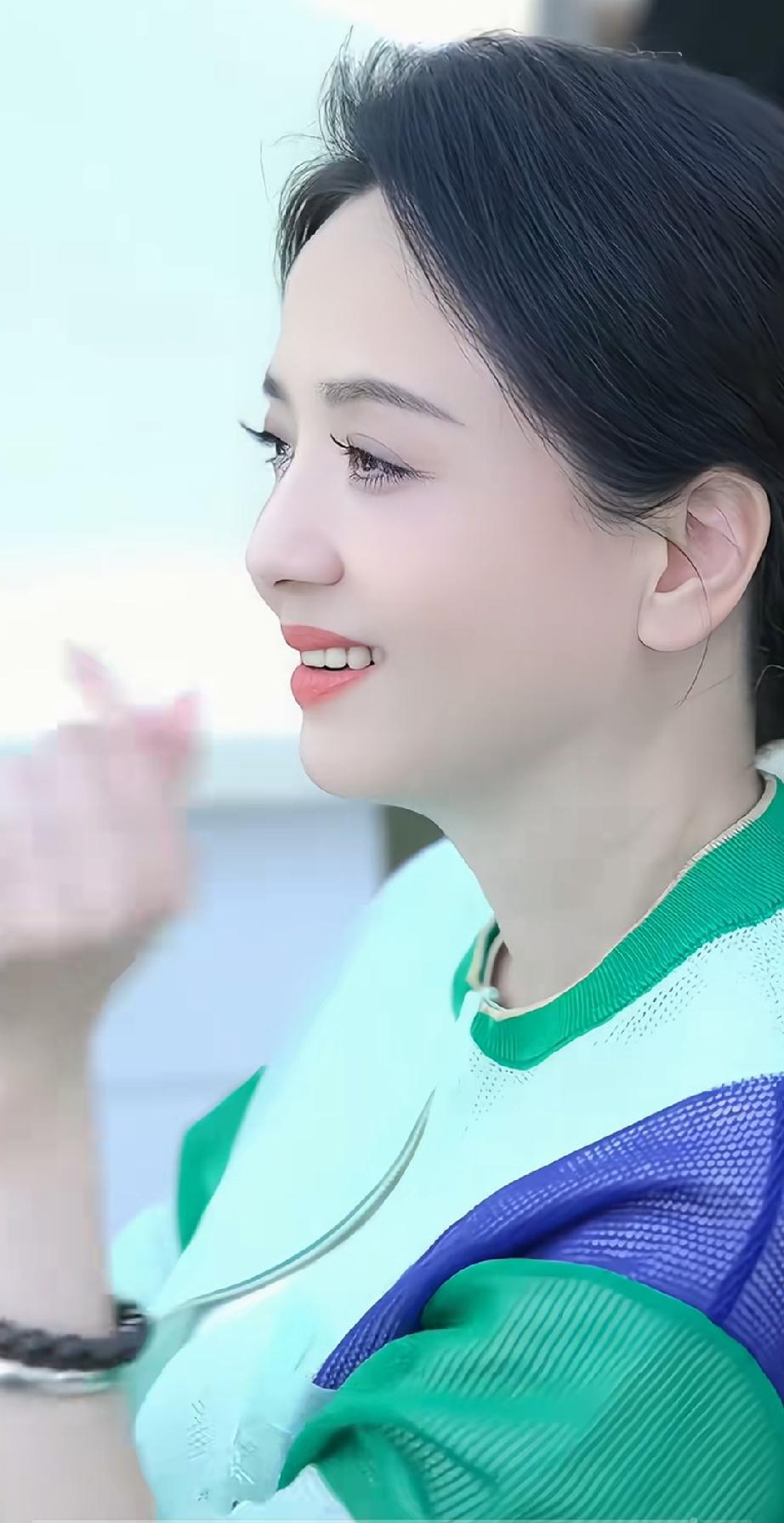 陶惠敏是演小白菜出名的，这么多年过去还是这么漂亮，还穿上军装了。

陶慧敏她是军