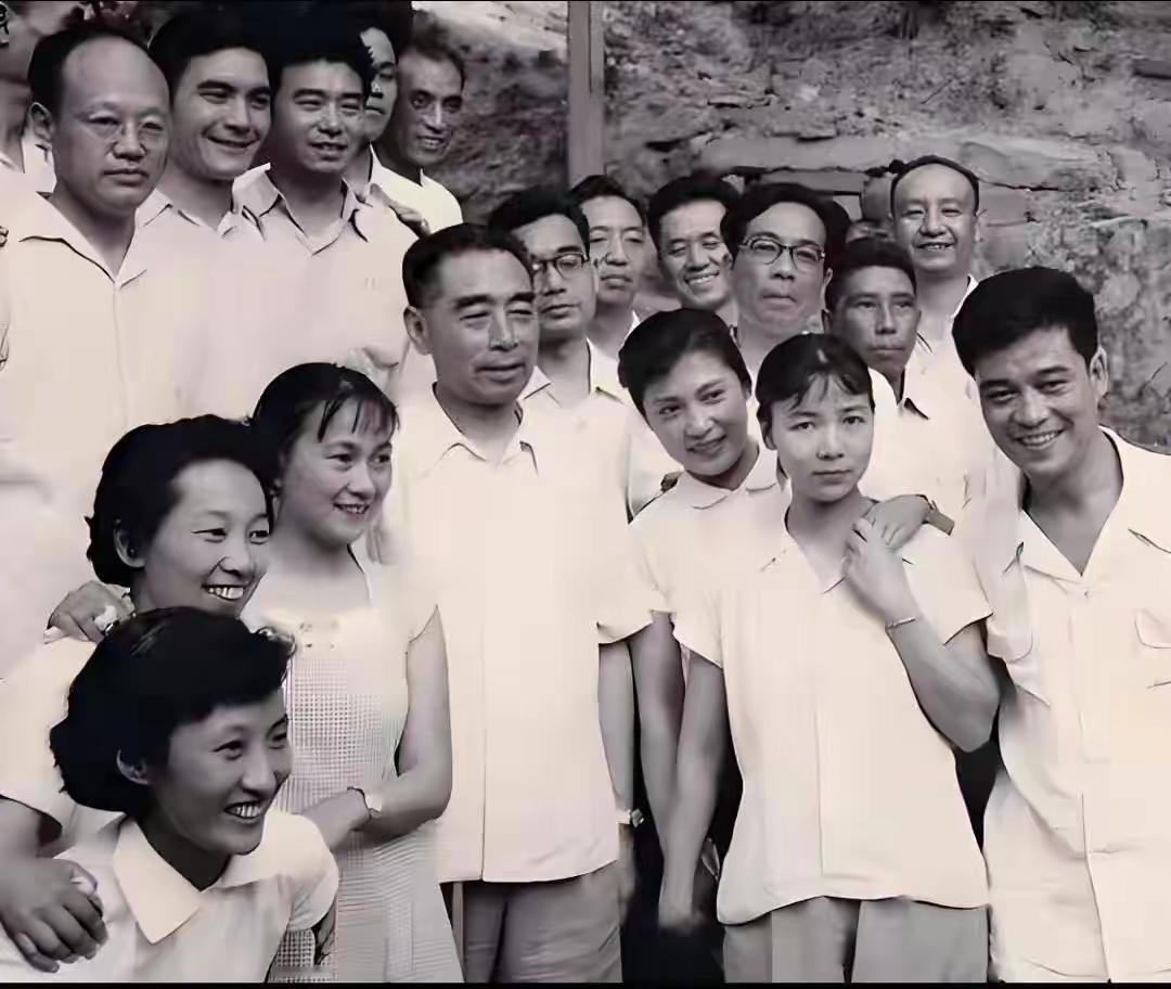 这是1961年的一个夏天，能和总理合影留念，是多么的荣幸，怀念总理，怀念那个年代