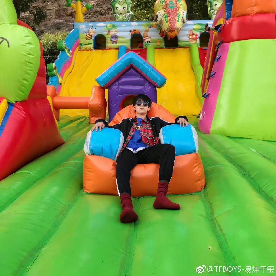 让我们一起祝这个游乐场之王儿童节快乐