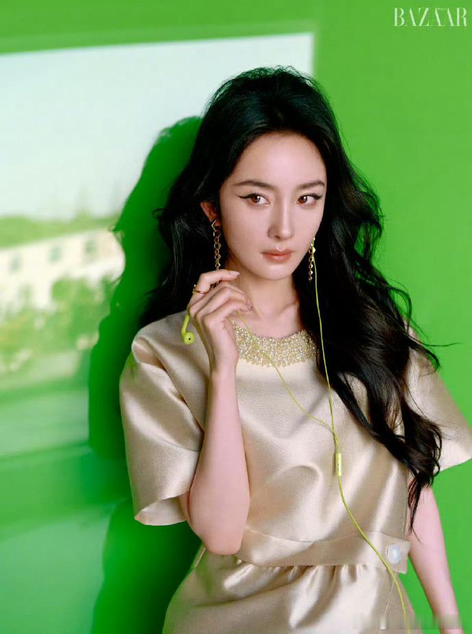 杨幂连庄时尚芭莎开季刊杨幂三登时尚芭莎开季刊 杨幂用实力续写时尚传奇，连庄芭莎开