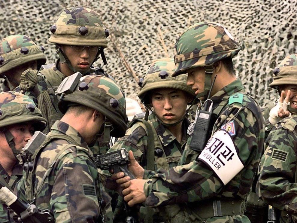 韩国网友不满亚运夺金免兵役很多人以为“亚运夺金=不用当兵”，其实没那么简单，拆开