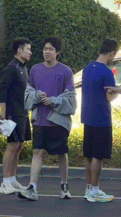 男生至死是少年！
男队的小孩哥们聚在一起，
就是玩！

牛牛和温瑞博在模仿男双夺