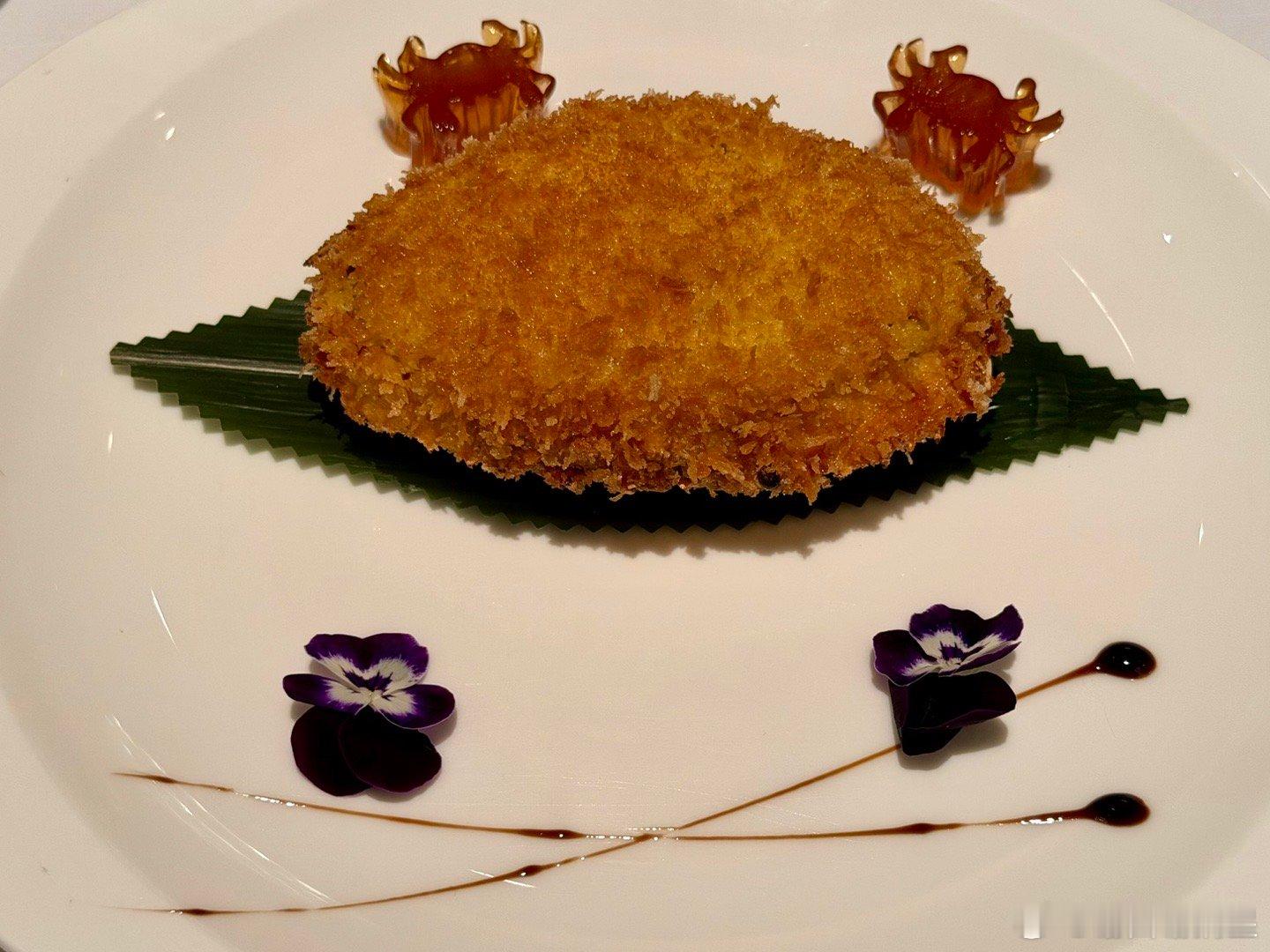 香港米其林一星，香宫，粤菜。图1是黄金炸酿迷你鲜蟹盖伴姜茶冻，图2是黑醋汁酥炸花