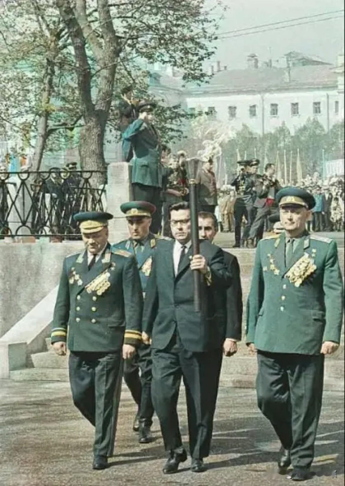 1967年5月8日，苏联传奇飞行员阿列克谢·彼得罗维奇·马雷西耶夫参与无名烈士墓