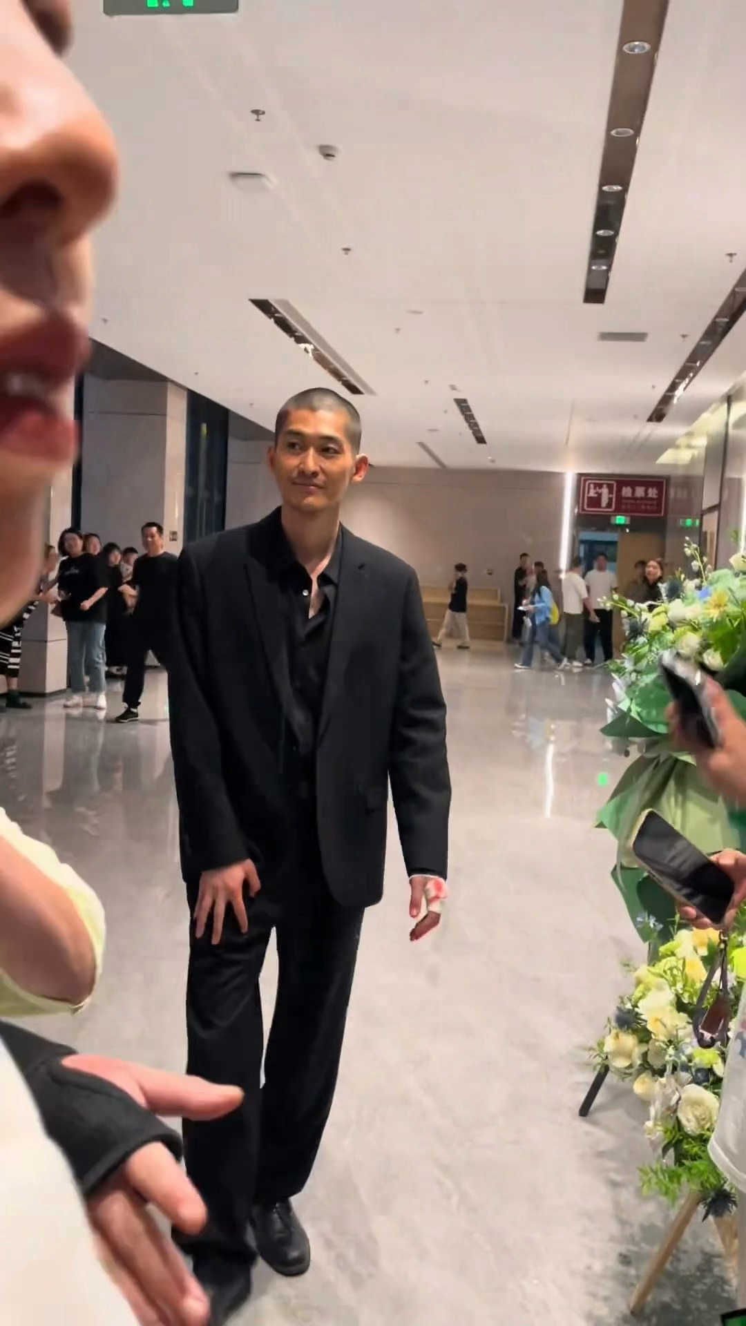 张瀚像被夺舍了整个人都没有光了…… ​​​