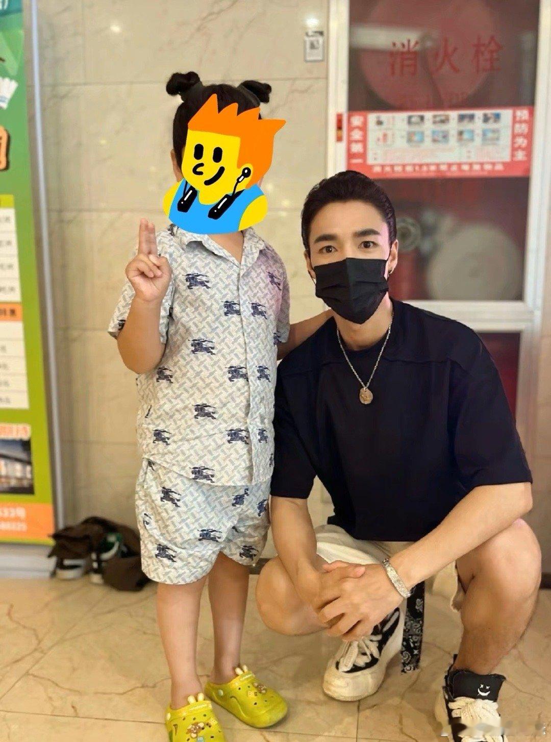 此沙吸小孩体质 、 此沙人群中吸小孩体质 围观下啦，此沙吸小孩体质，可以有啊，此