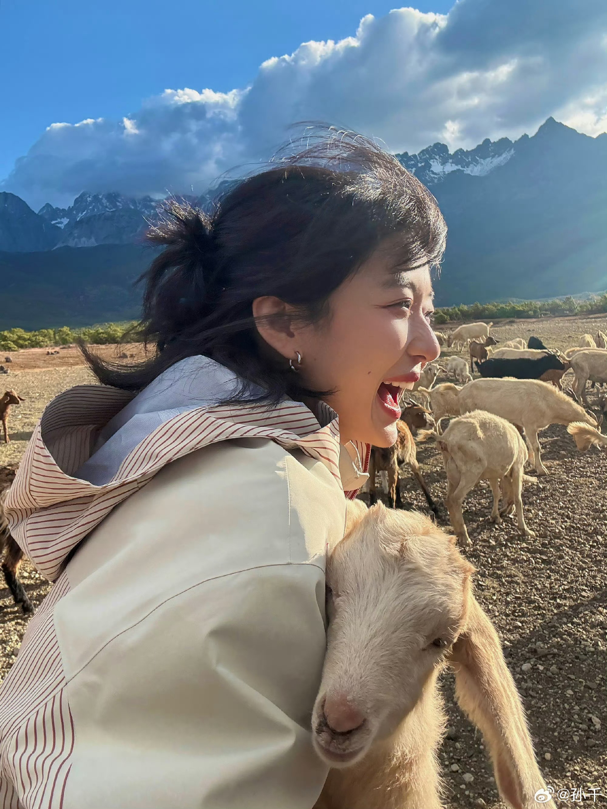 孙千放出了一组和小羊合照的图一直觉得孙千就是鲜活生命力的存在，每次展现的都好有生
