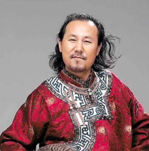 2000年，腾格尔在内蒙古的5家高档酒楼，一夜之间全部关停歇业。

曾是内蒙古知