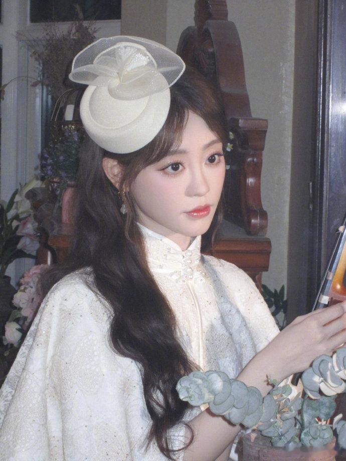 祝绪丹留洋千金归来晒出的民国千金妆造太绝了！一身白色调造型尽显优雅，配文 “将民