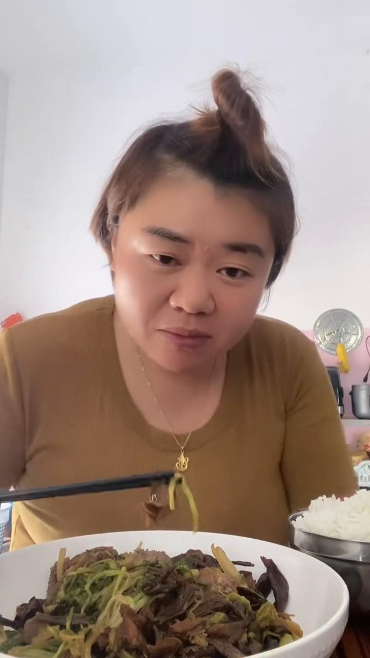 减肥都不敢吃米饭，多吃一口都感觉是罪过。现在一碗一碗夸夸干，而且还得用铲子给它往