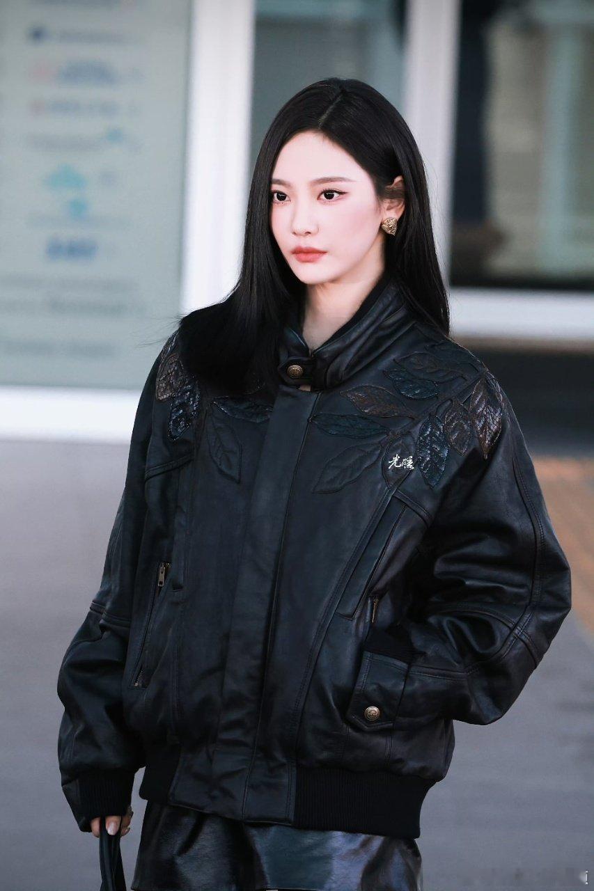 宁艺卓憋笑失败宁艺卓憋笑失败也太可爱！背景音不停喊宁宁，直接笑崩！这身搭配又酷又