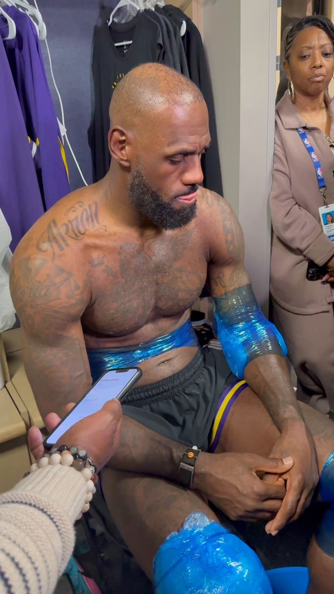 詹姆斯第四节上篮落地时左手肘受伤，赛后他在更衣室里进行了冰敷，他对记者表示：“观