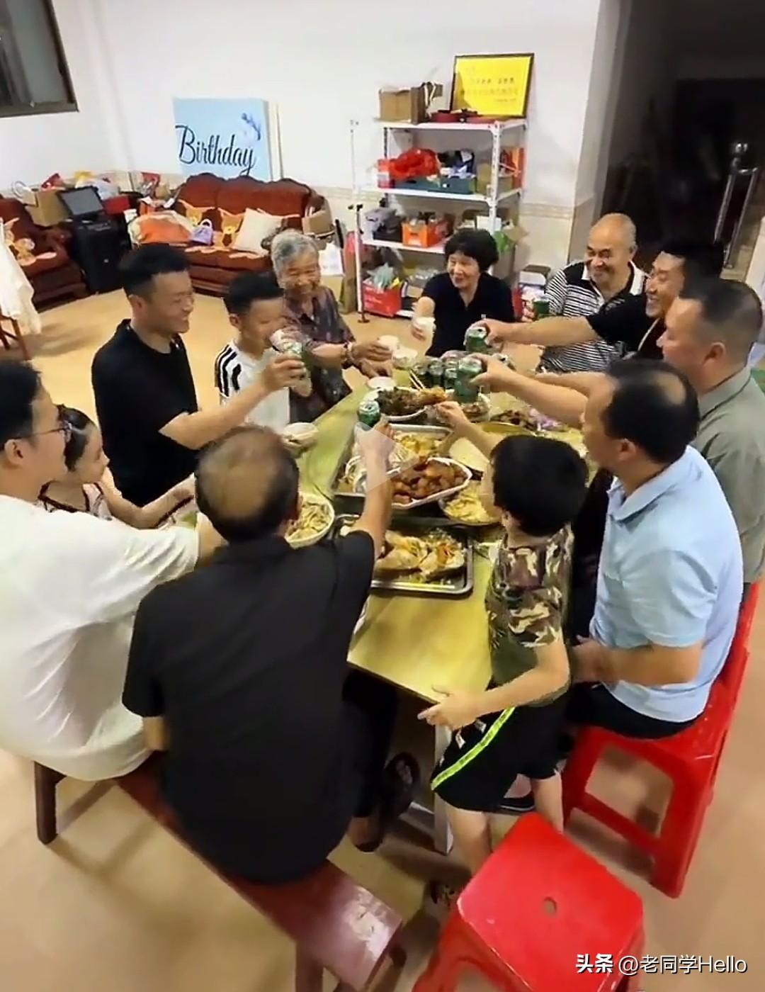 听完秋天爸爸的相关表述，不少网友心里很不是滋味。他只是偶尔陪伴孩子，却在延长陪伴