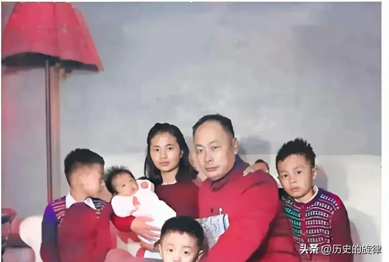 1951年上海一张温柔老照：50岁陈毅侧身揽妻，一眼藏尽半生宠溺
 
老照片最动