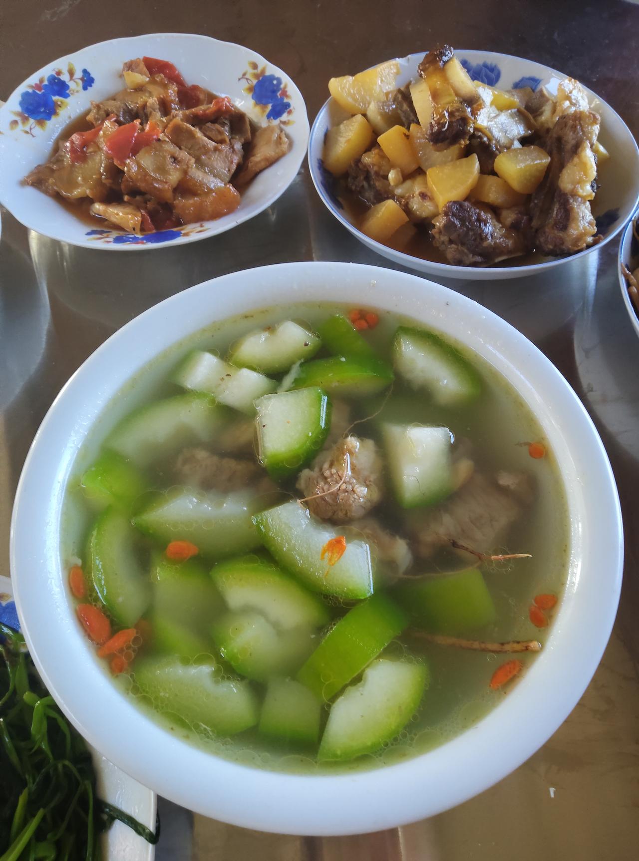 简单的家常饭菜，没有精致摆盘，却满是生活的烟火气。一碗清爽的节瓜排骨汤，搭配两道