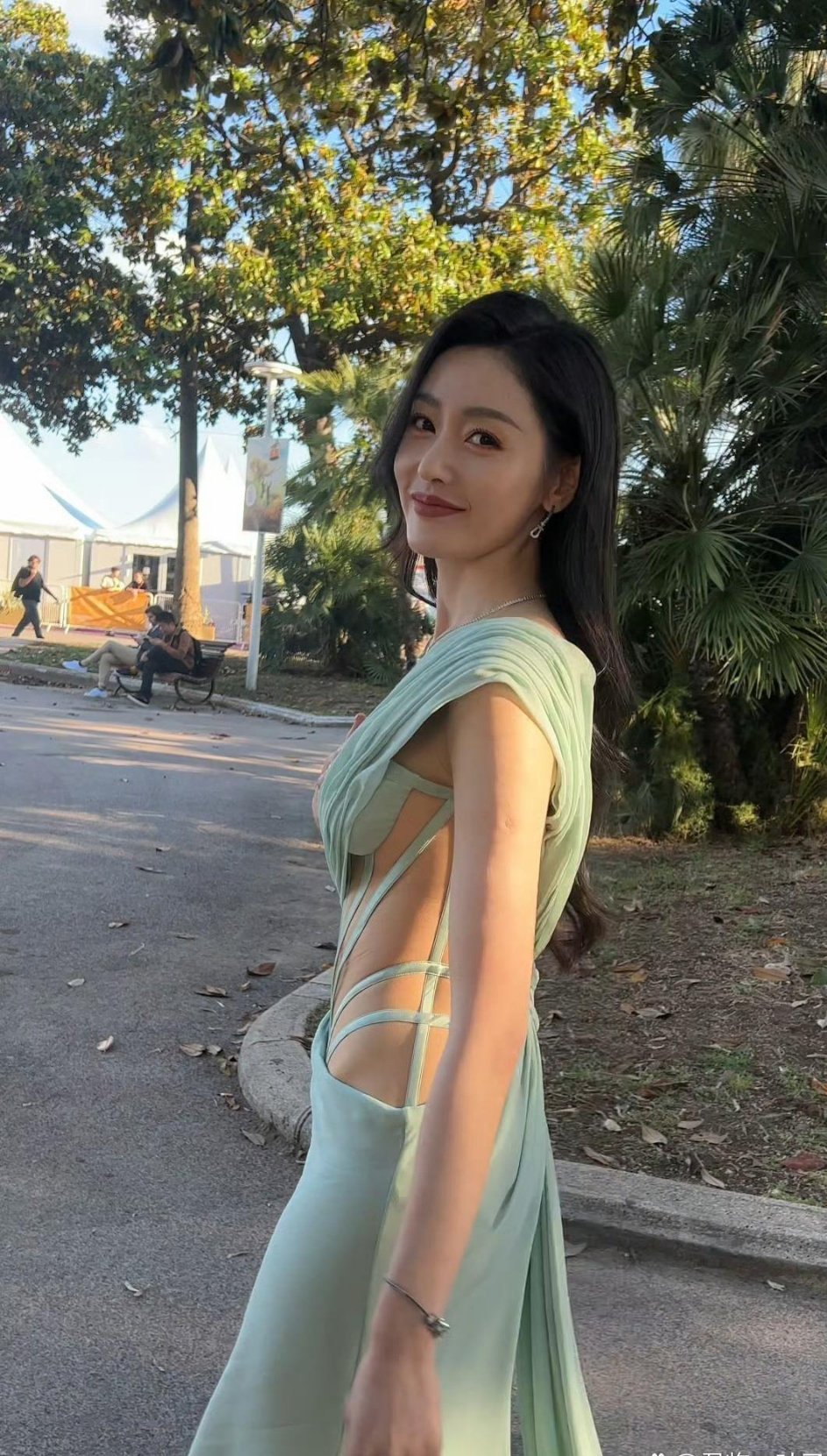 张天爱这个衣服其实挺危险的 ​​​