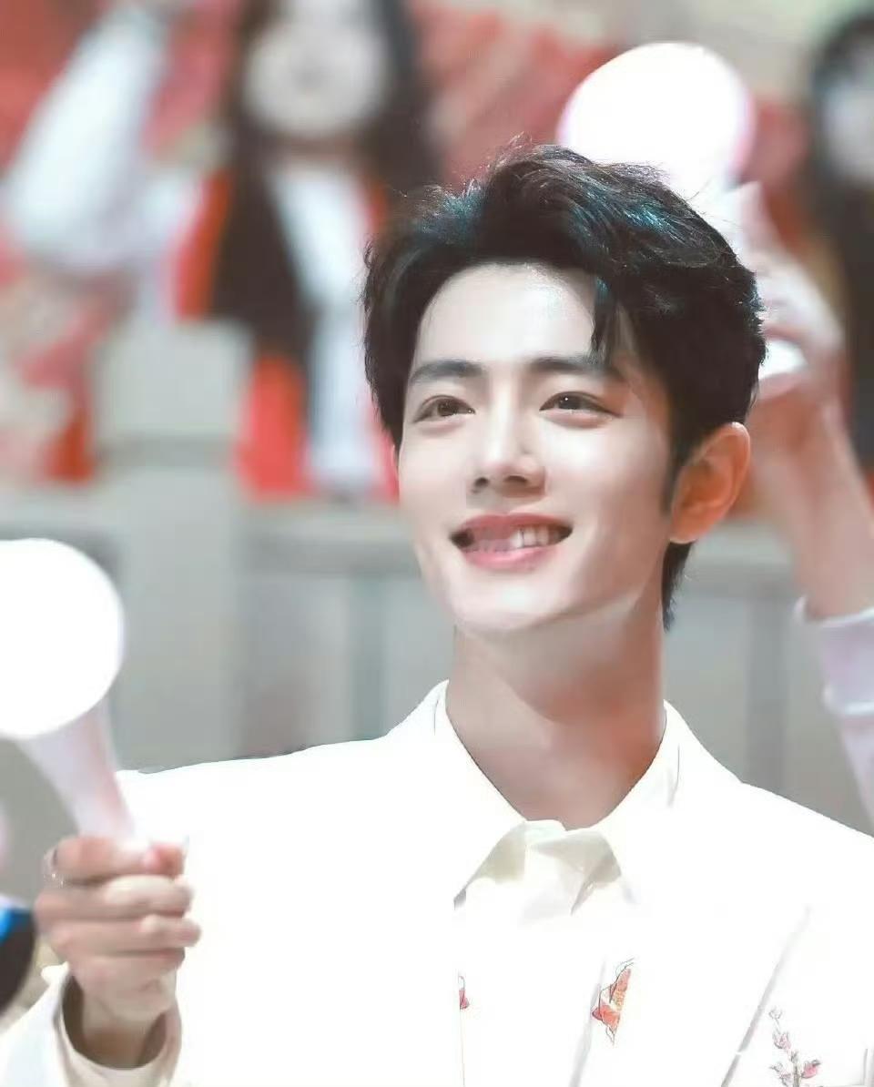 肖战真的太好看了，不是单纯的帅，就是好看，让人觉得非常温暖，如沐春风的好看[爱慕