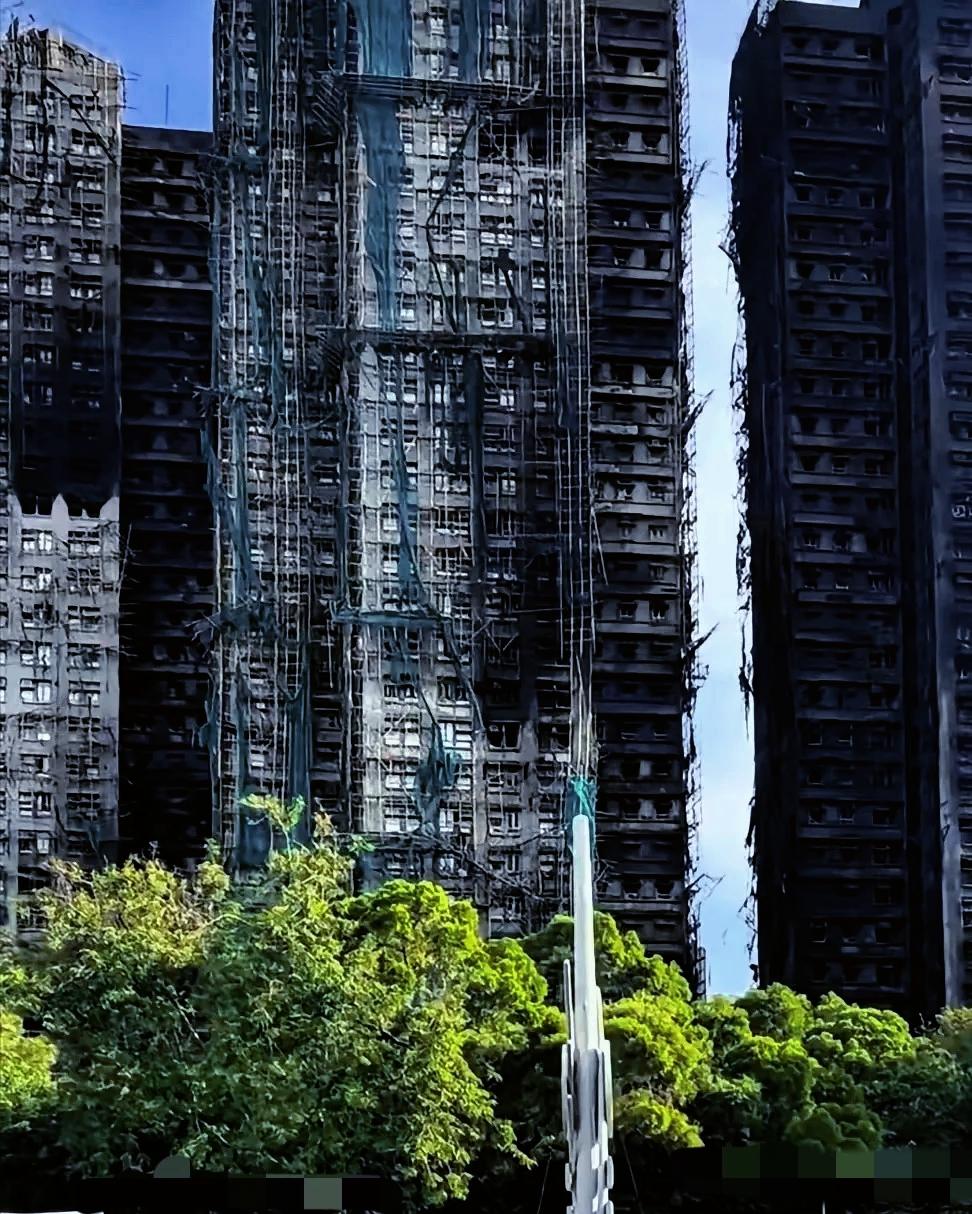 这下好了！
香港和大陆都知道了，
香港涉事大楼翻修需3.3亿、重建需60亿，这一