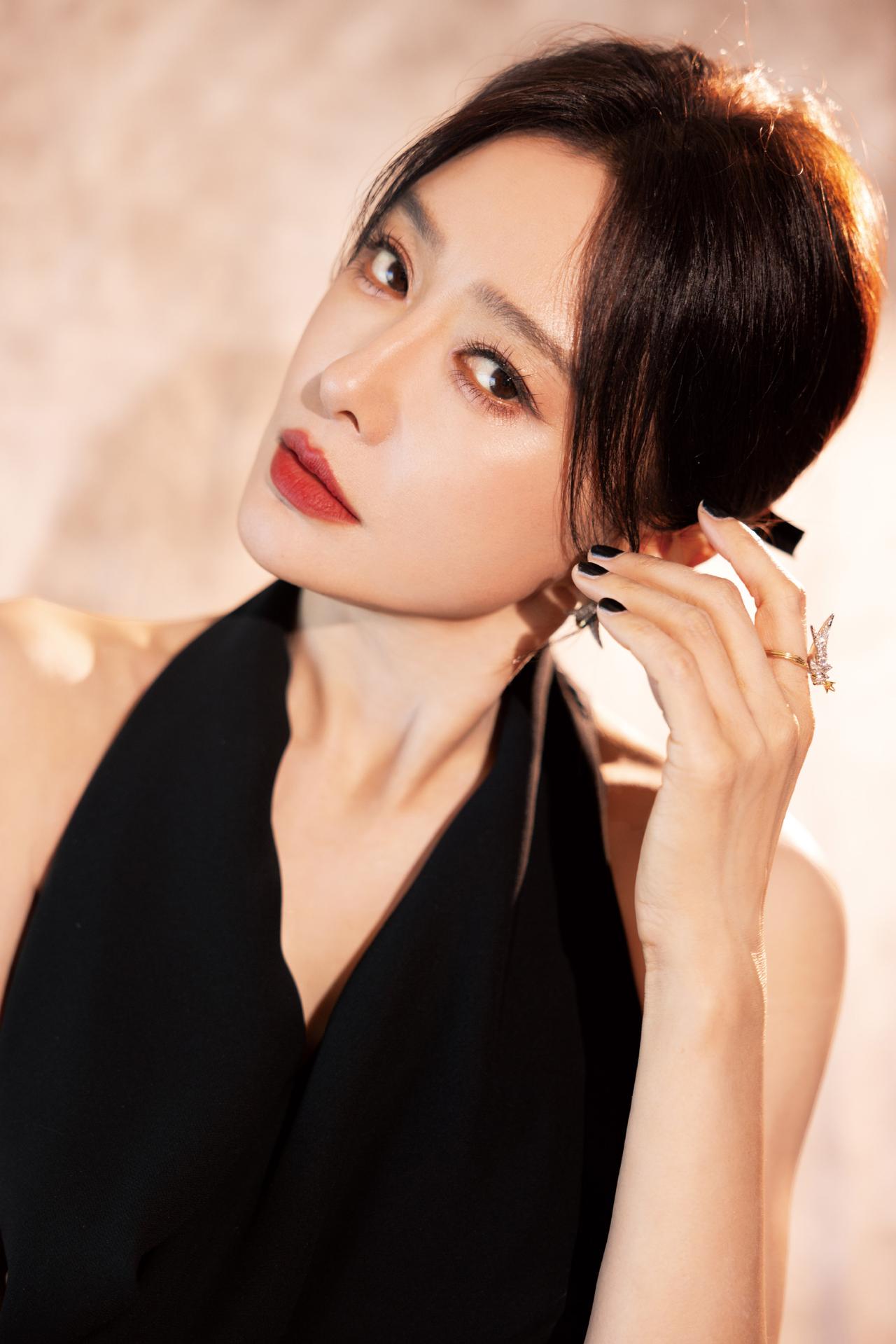 成熟美人秦岚穿搭写真