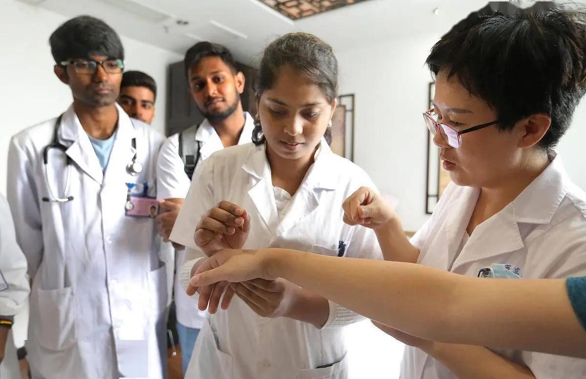 外媒：中国针灸刮痧拔火罐，在全球190多个国家和地区落地生根，征服全球老外！
