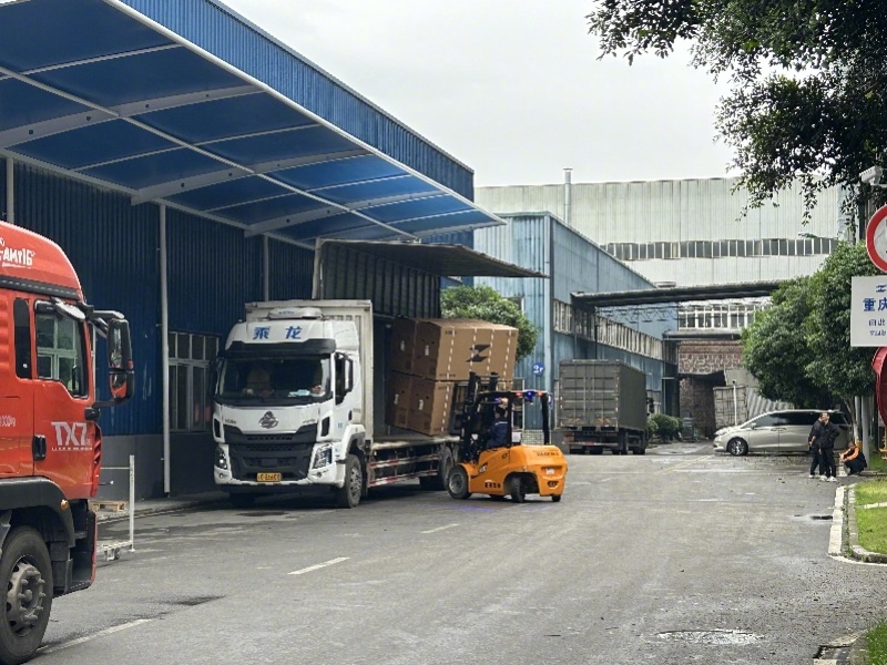 #张雪机车厂外蹲满求职者和经销商#【张雪机车爆火后：潜力或比网红新能源车要大，有