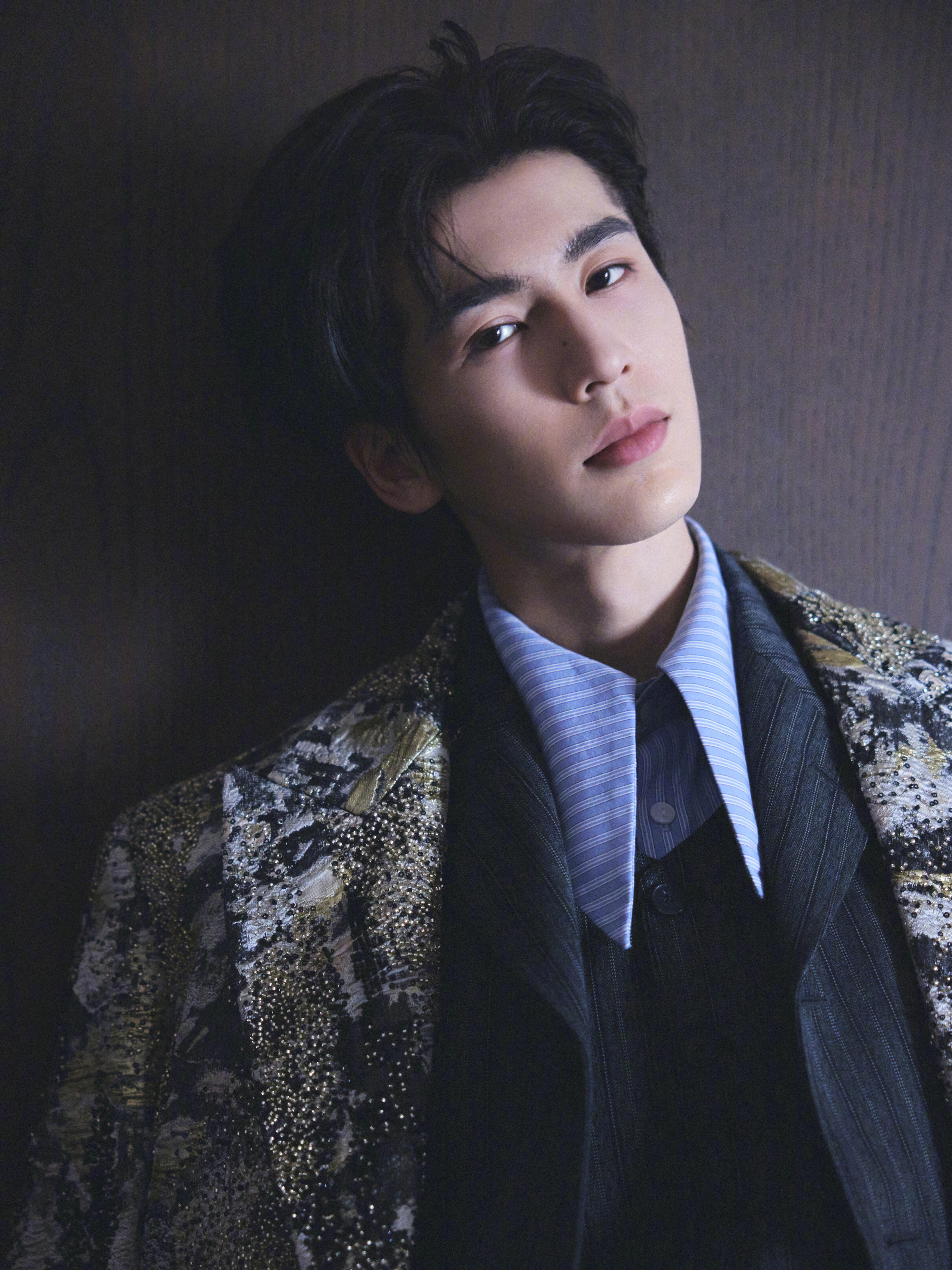 张凌赫权威的绅士型男张凌赫星光大赏两套造型，一套苔藓绿西装，一套渐变渲染长外套内