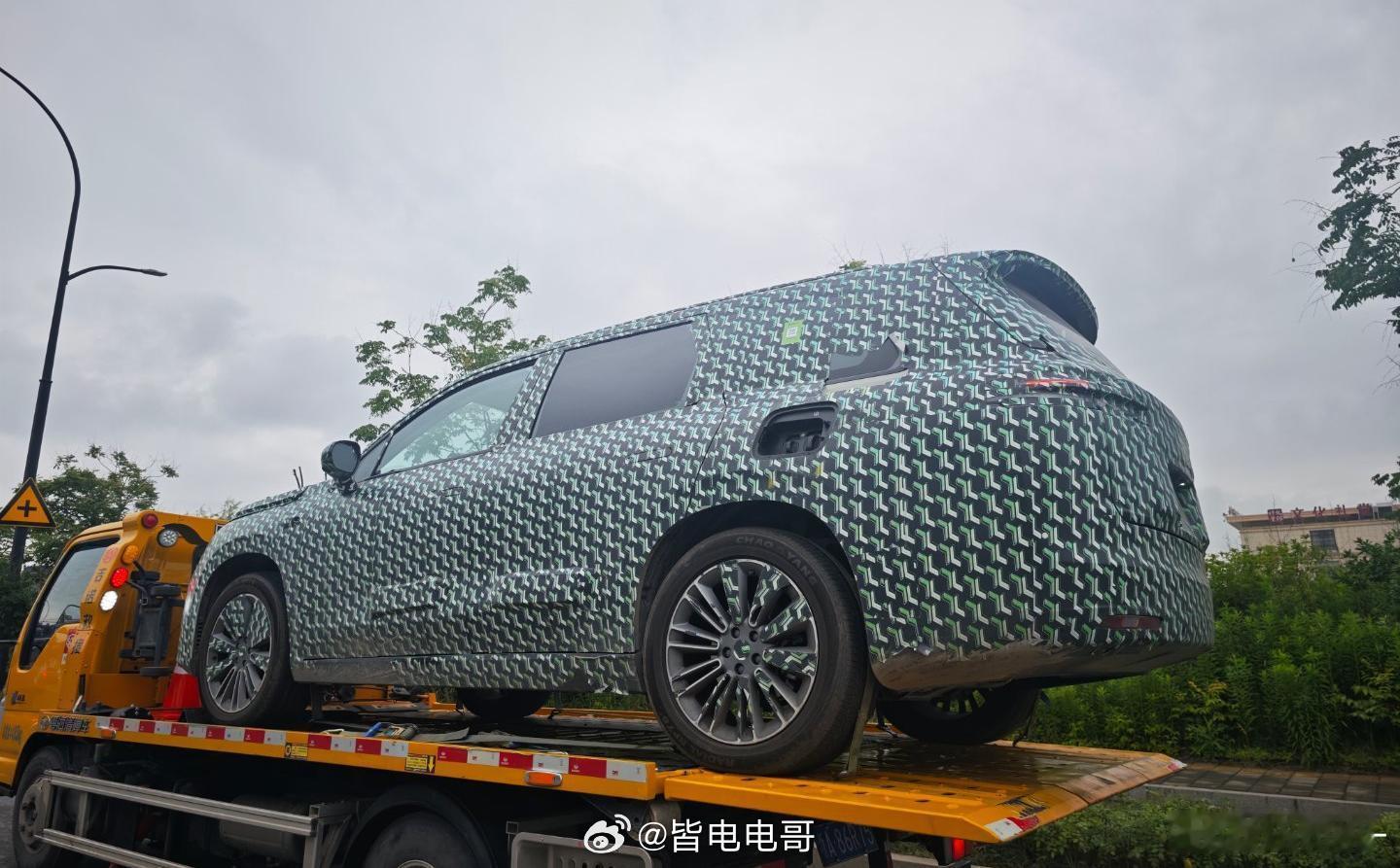 零跑伪装车，据说是D系列，但这个前悬架是麦弗逊的。真正的D系列，应该是双叉臂空气