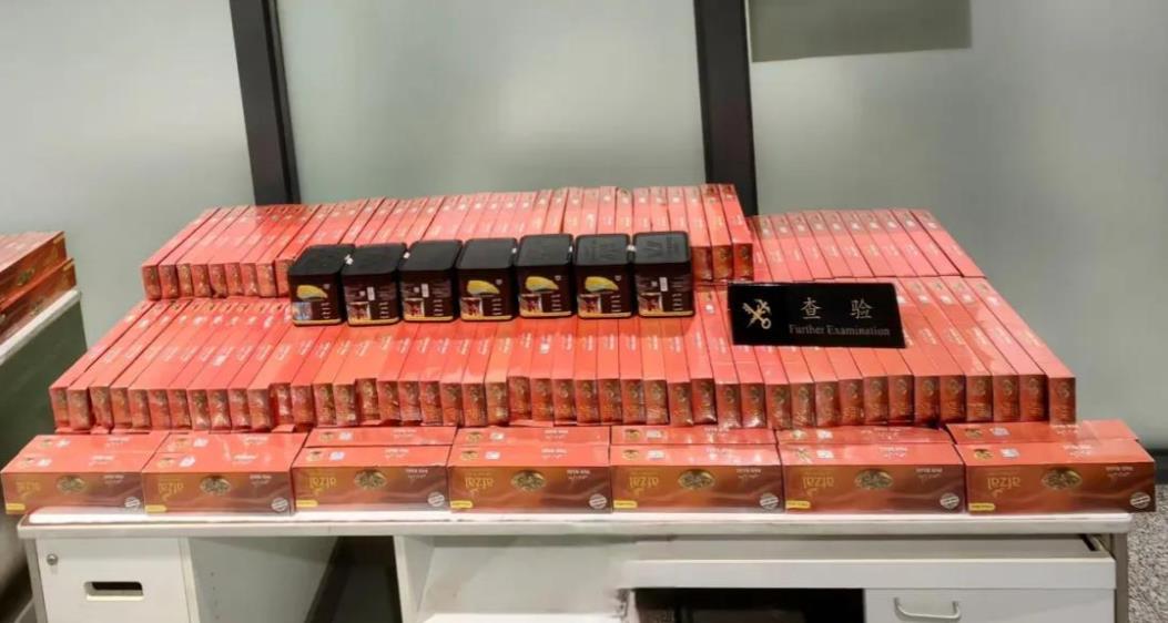 这女孩胆真大啊！昆明，一女性旅客入境的行李箱扫描异常，于是开箱进行检查，一打开行