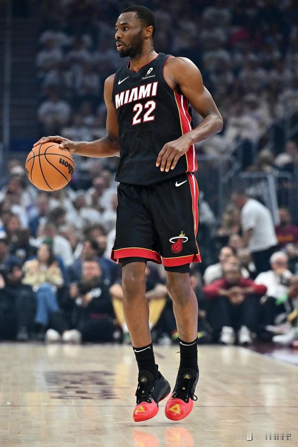 热火大将维金斯真是太不受球队待见了！今天据美国名记Evan Sidery透露，热