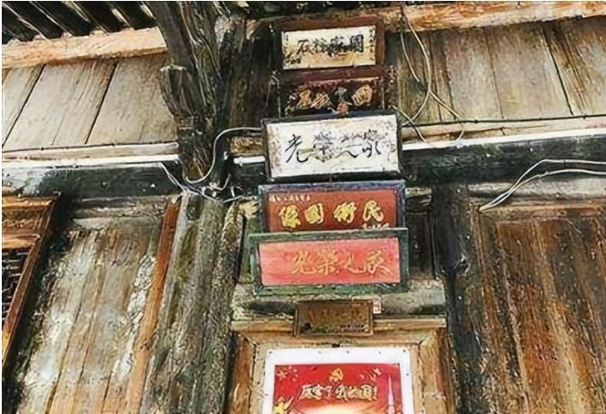 这家到底有多牛啊，门头上挂了6块匾，连“国家柱石”这样的牌匾居然都有两个，“保家