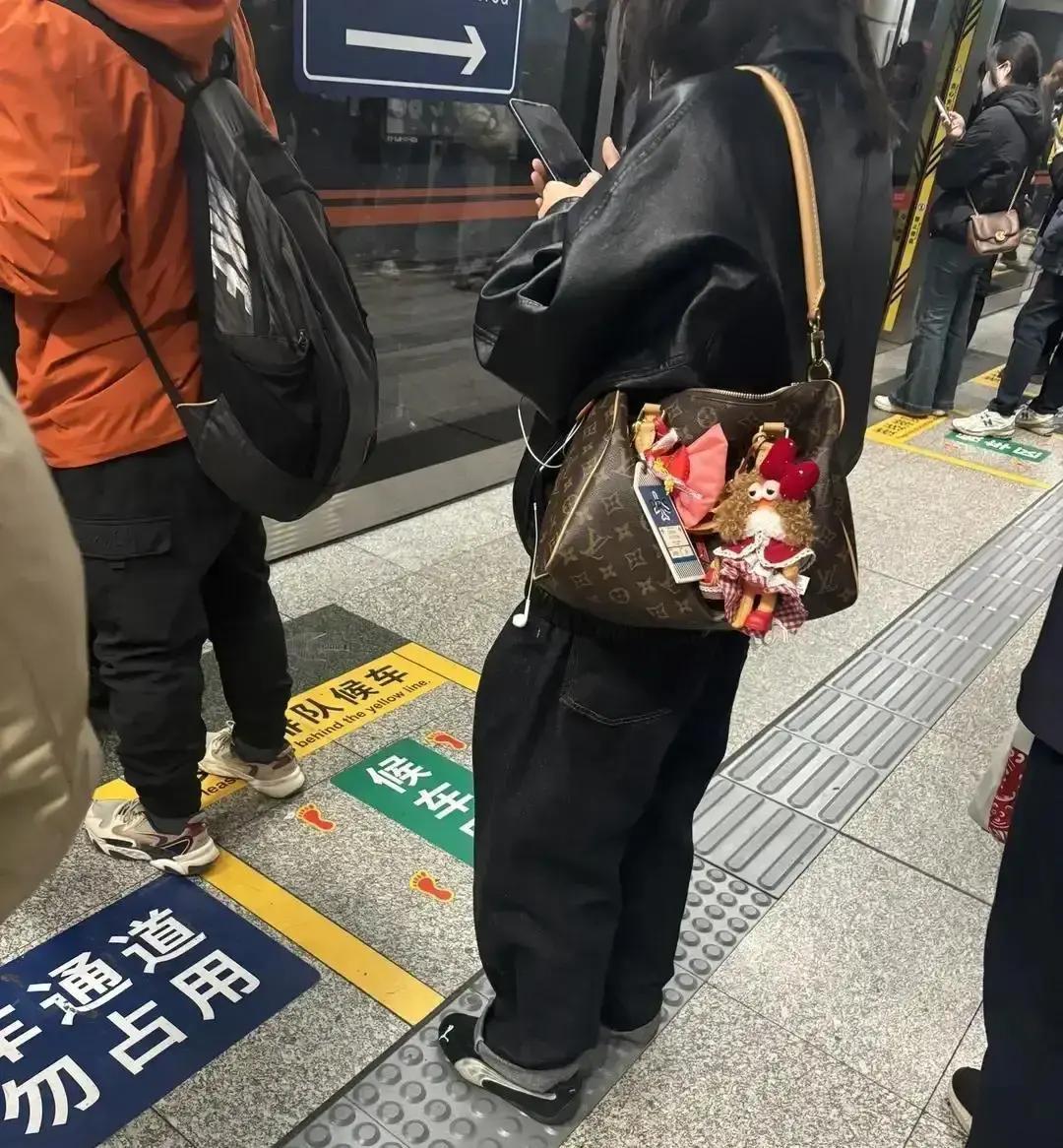 LV包挂3个挂件，二手价立跌30%
 
刚在上海二手展看到一只九成新Speedy