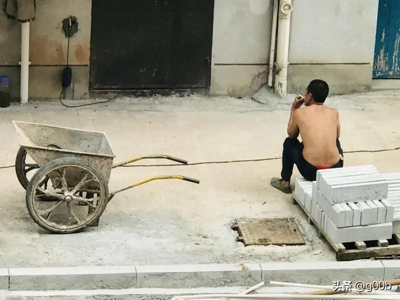 请用一个字来证明你当下的生活一个字:累。因为每天干活吃饭，吃饭干活，生活就是这样