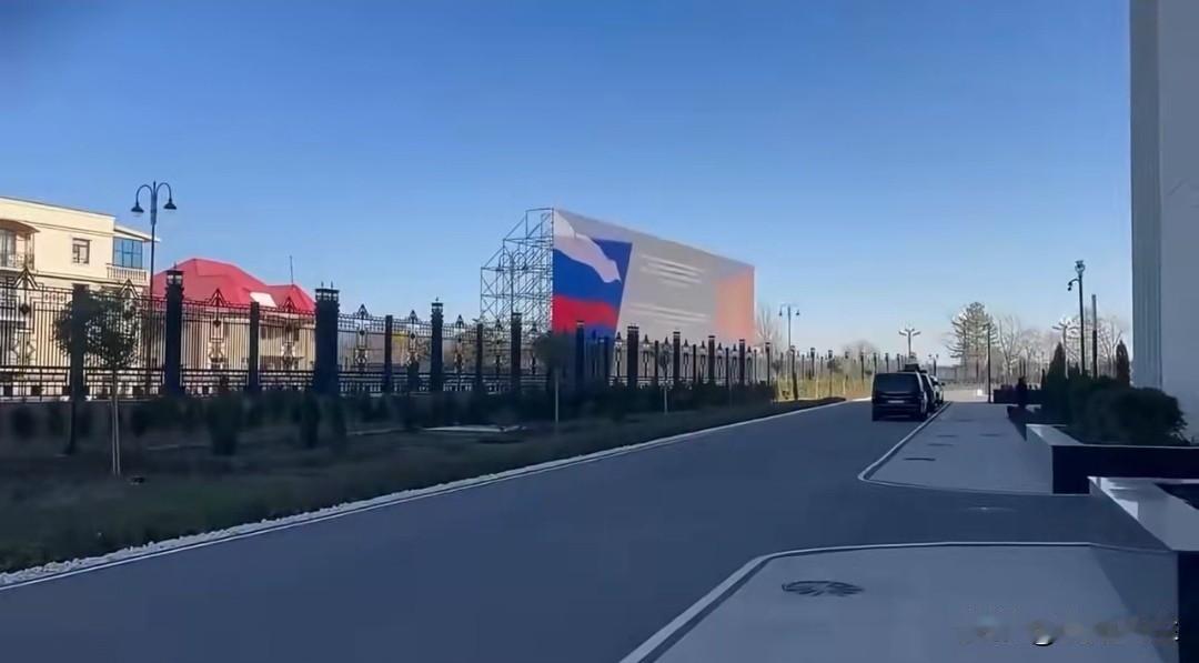 俄罗斯总统普京访问吉尔吉斯斯坦比什凯克期间，在乌克兰大使馆正前方竖起一块巨型屏幕