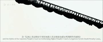 电影《空枪》结尾，有一段极具争议、近乎荒诞的镜头。

万梓强被押出高院那场戏，我