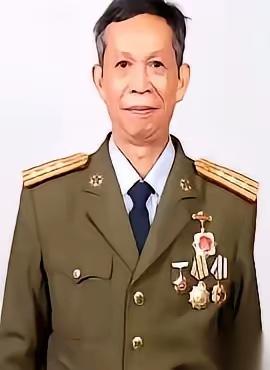 1979年，一份给副班长覃毅忠的三等功请功报告，放到了团参谋长桌上。评语栏里就四