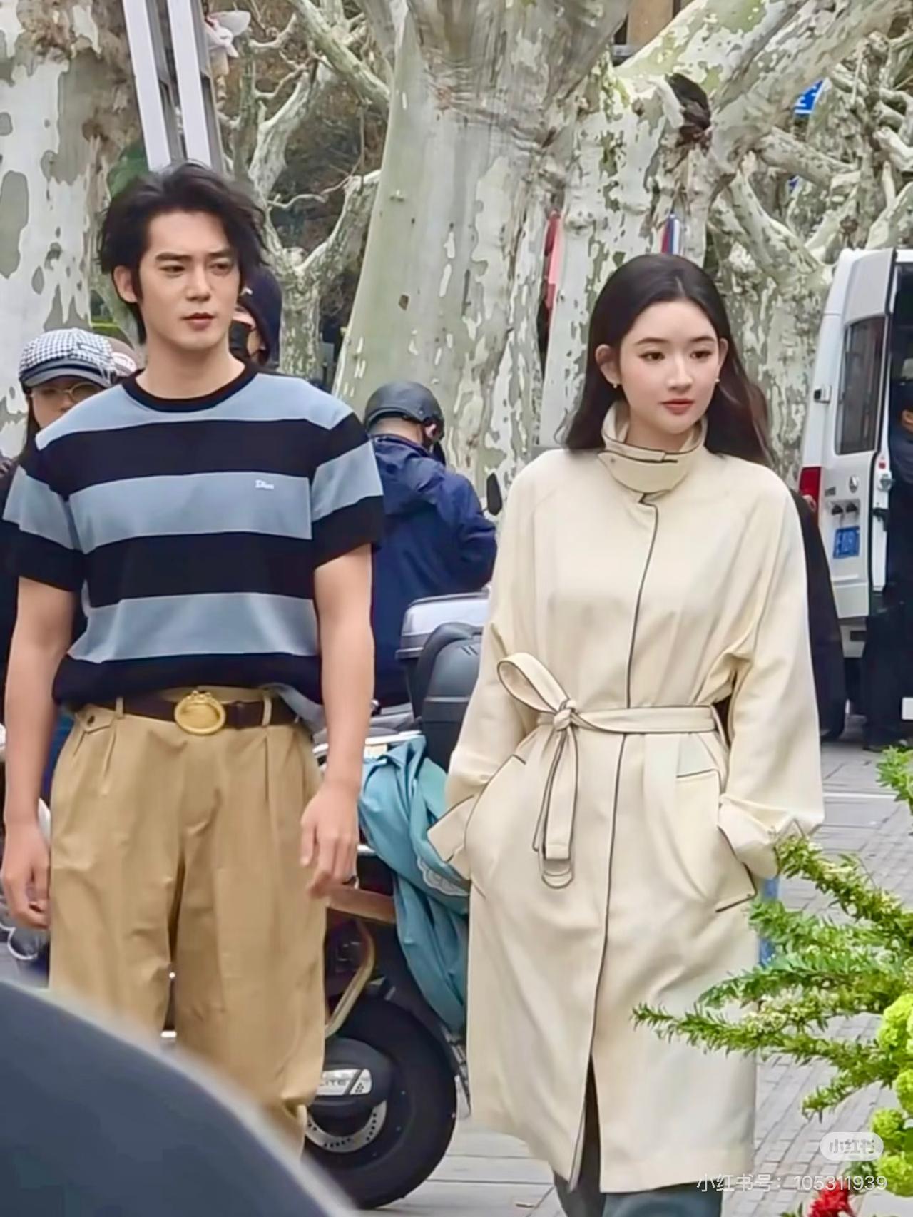 王玉雯穿风衣包裹严实，于适穿短袖，你猜上海昨天的天气到底是冷还是热[大笑]

昨