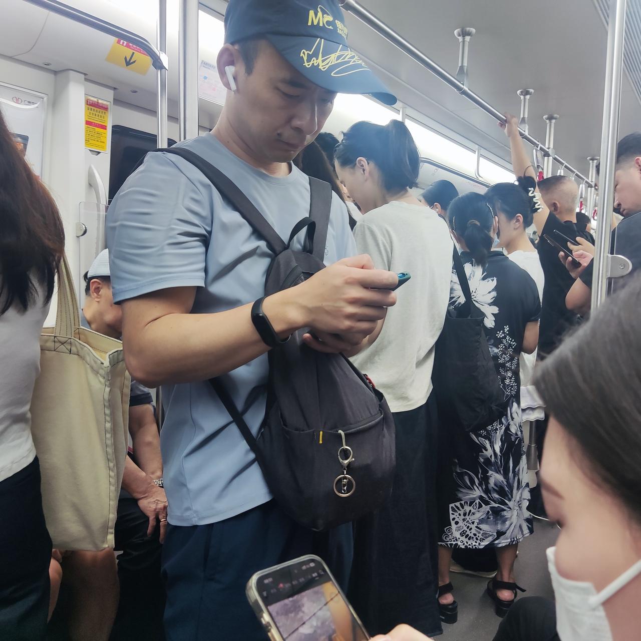 今天我下了公交又上地铁发现，车上差不多清一色都是40岁以下的年轻人，像我这样年过