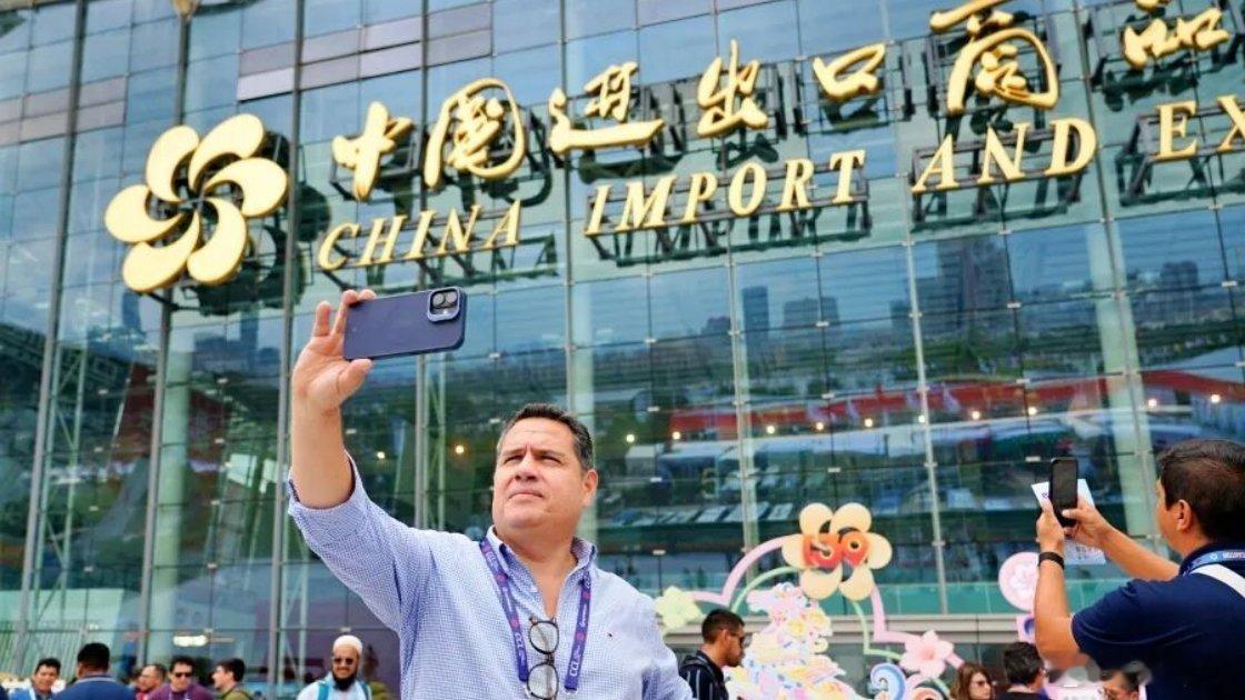 很多人只盯着27.8万外商到会的表象，却忽略了决定这一局面的底层参数：中国外贸在