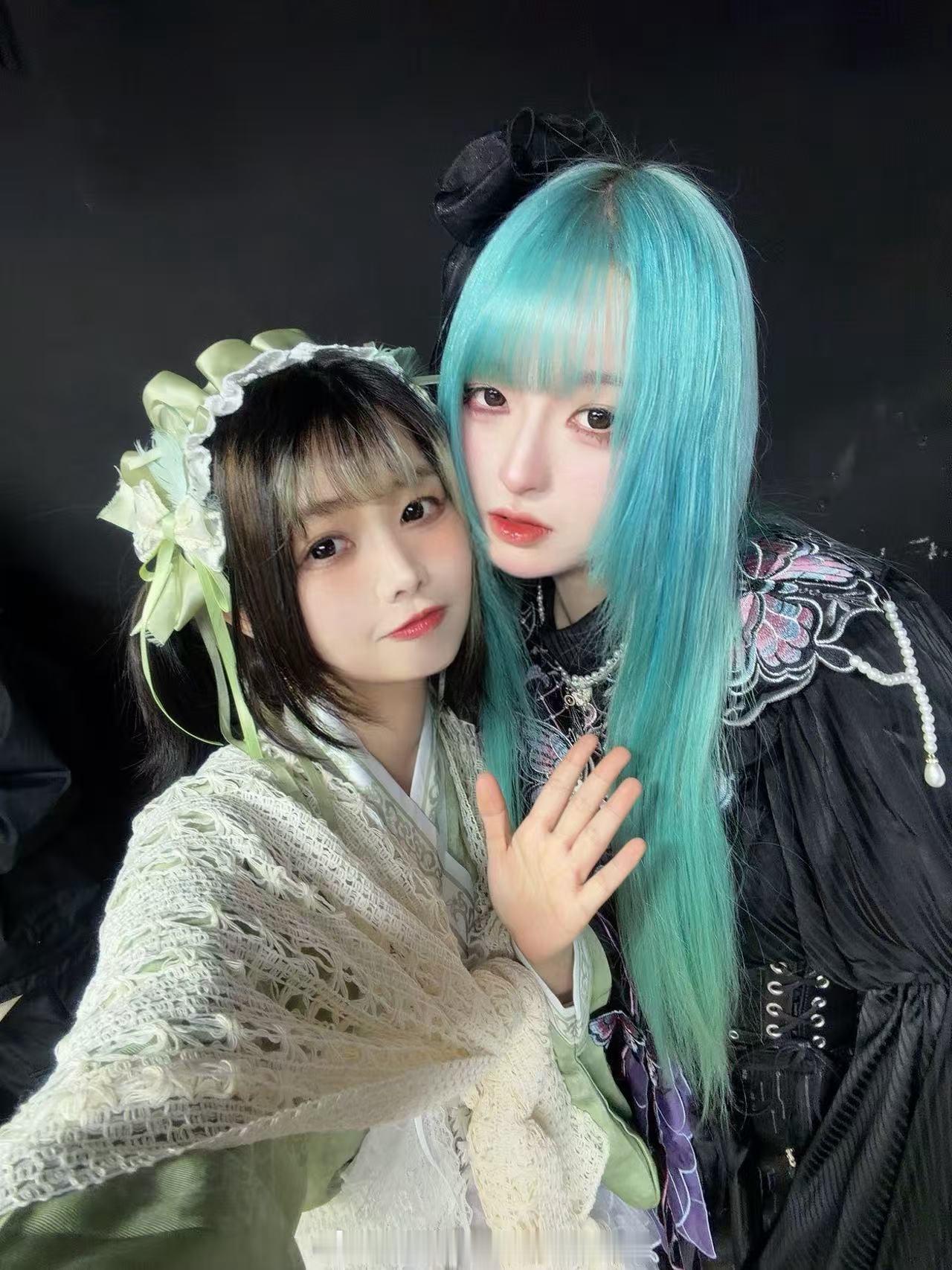 没想到吧，这是拍第一套公式照的照片。 