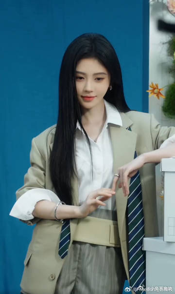 鞠婧祎走路姿势 谁看了鞠婧祎走路不感叹一句“会走”！穿西装套装时腰背挺直，步伐沉