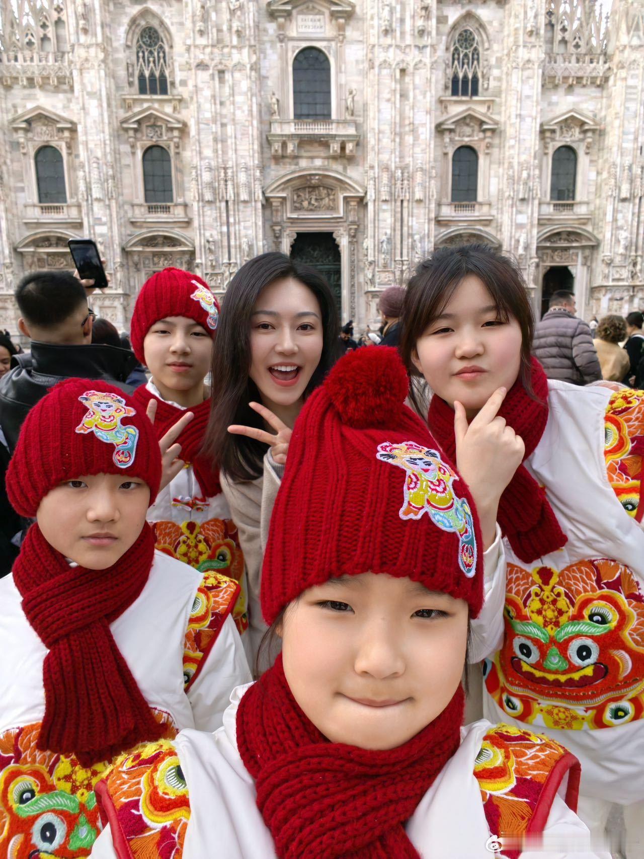 电影马兰花开的声音导演马晓静与主演黄梦莹携马兰花儿童声合唱团唱响米兰，从北京冬奥