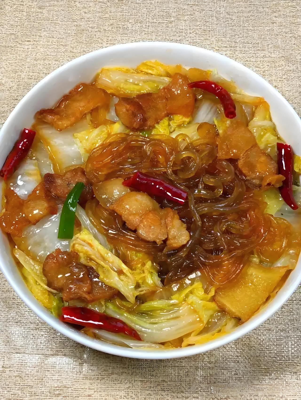 不用唠别的，就一道菜，保准能认出咱东北老乡——猪肉炖粉条！
 
这菜在东北，那可