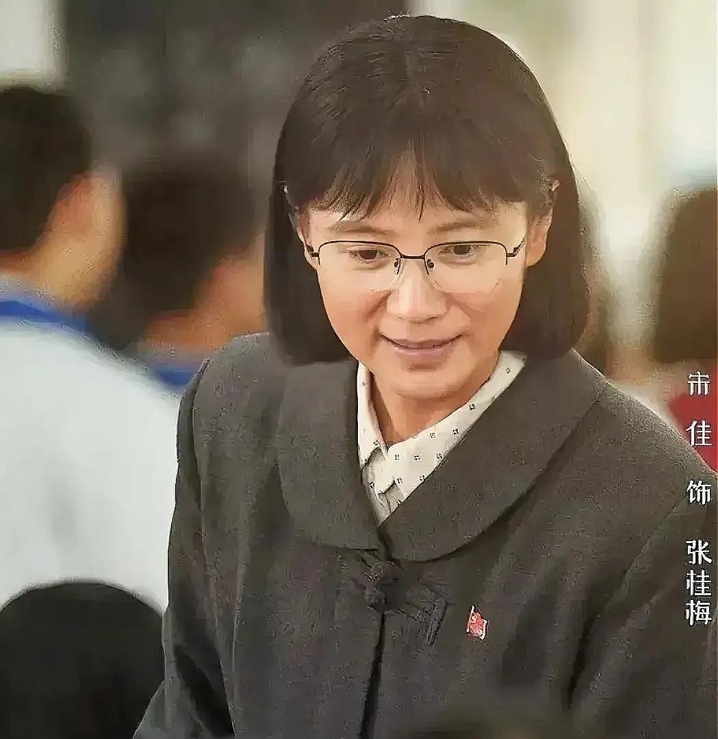 宋佳说，她能在《山花烂漫时》演好张桂梅，一是自己也是东北人，有那种大大咧咧的性格