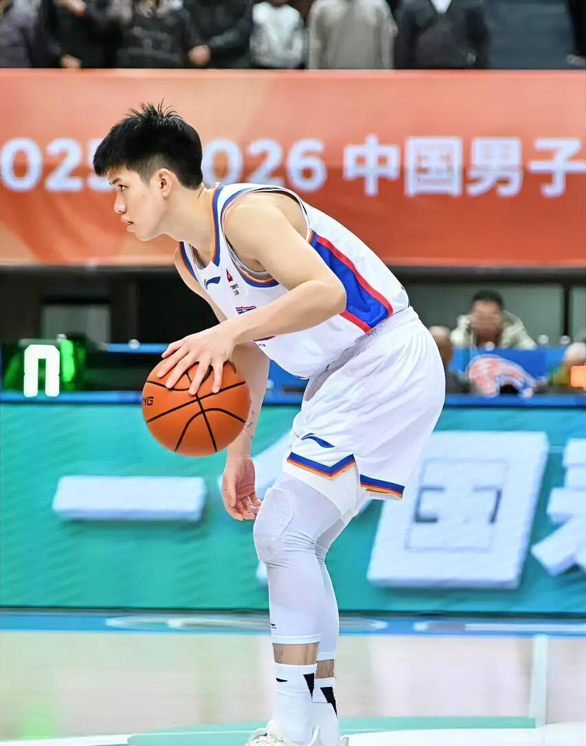 林庭谦真是既当爹又当妈！今天天津主场迎战新疆，三节战罢，天津以74：78落后对手