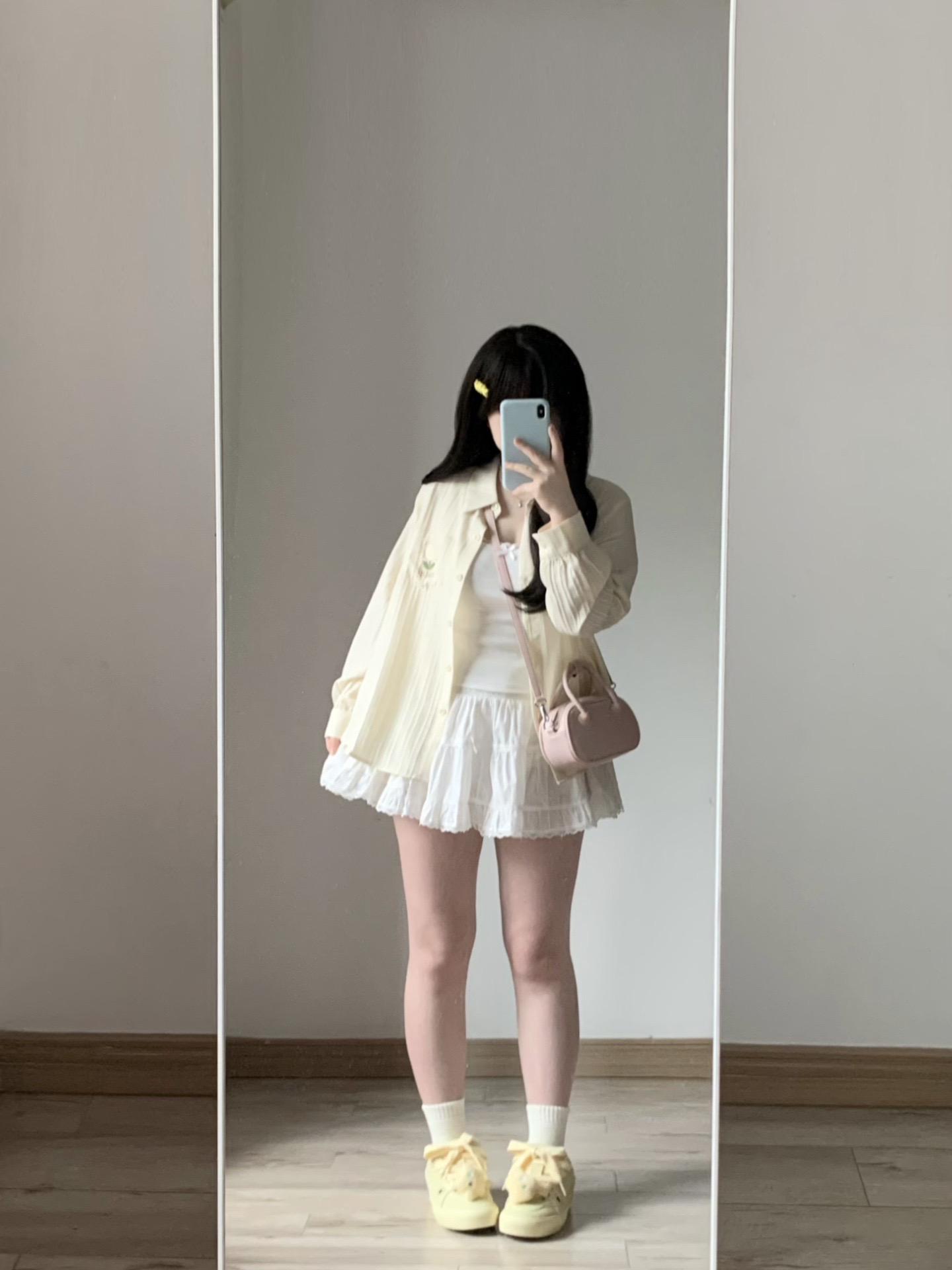 奶黄色衬衫好乖呀。