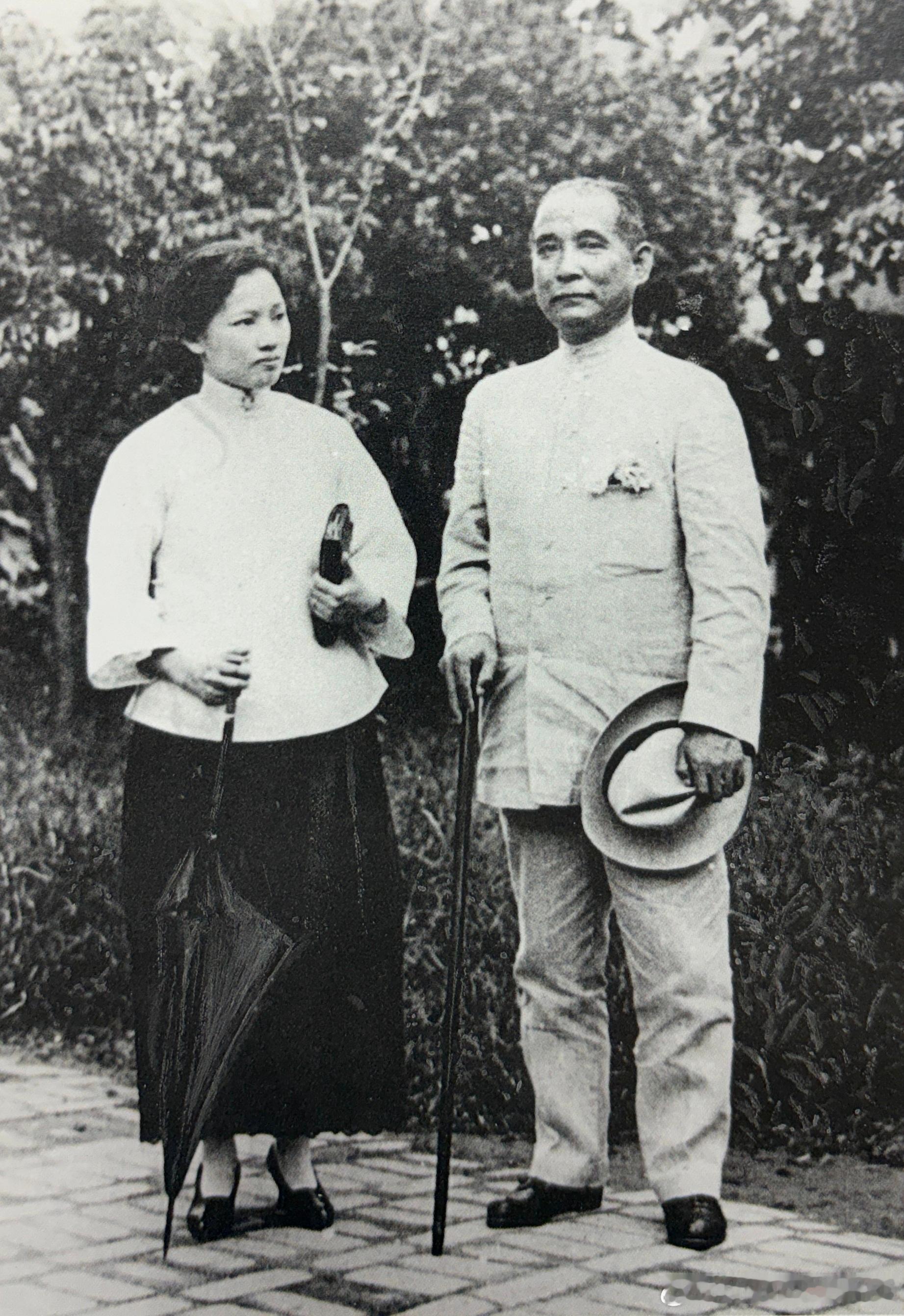 1921年7月24日孙中山和宋庆龄在广州“出征军人慰劳会”开幕前合影历史影像