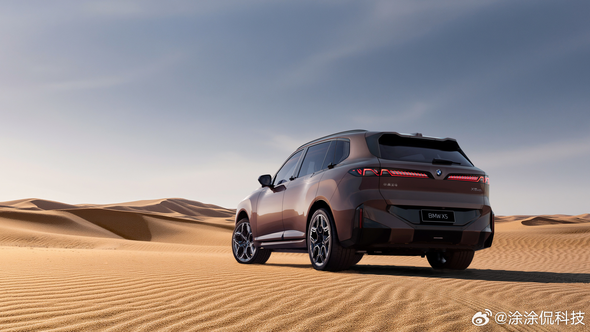 从国产宝马X5长轴距版的官图看，其设计已经全面引入了BMW新世代的设计理念，整体