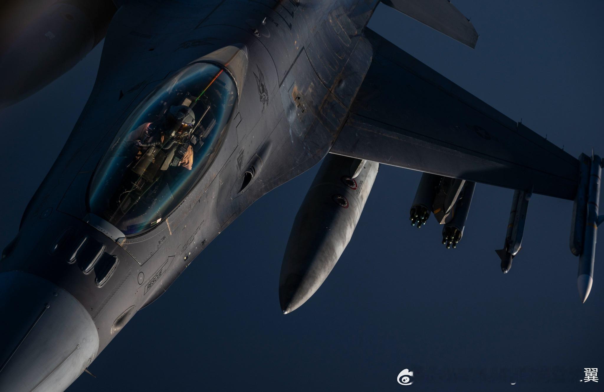 F-16的反无人机挂载，翼下挂载双联火箭巢，内置14枚激光制导火箭 ​​​