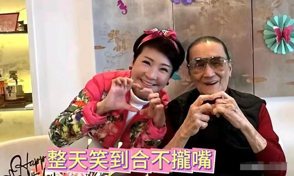 不是吧？港媒说，谢贤的后事，相当的冷清，全程只有3个人出席，他最心疼的两个孙子，